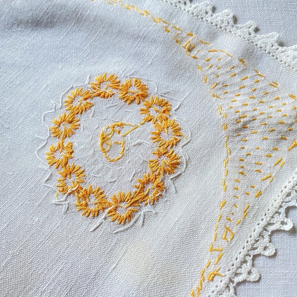 Vintage Handmade Embroidered Linen Tablecloth 32x32" Floral Hand crocheted - Picture 4 of 8